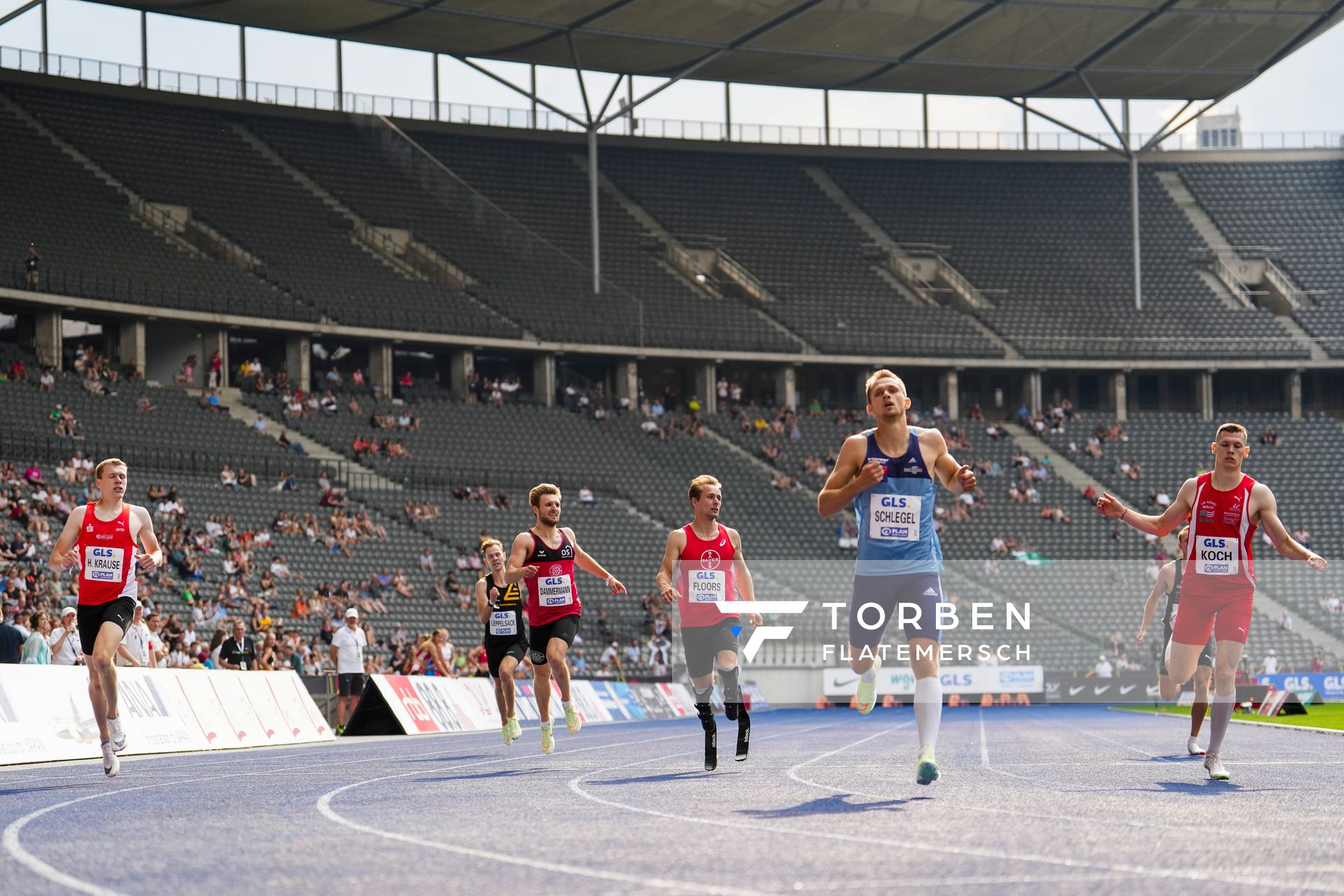 Henrik Krause (LG Olympia Dortmund), Arne Leppelsack (TSV Graefelfing), Fabian Dammermann (LG Osnabrueck), Johannes Floors (TSV Bayer 04 Leverkusen), Marvin Schlegel (LAC Erdgas Chemnitz), Marc Koch (LG Nord Berlin) ueber 400m waehrend der deutschen Leichtathletik-Meisterschaften im Olympiastadion am 25.06.2022 in Berlin